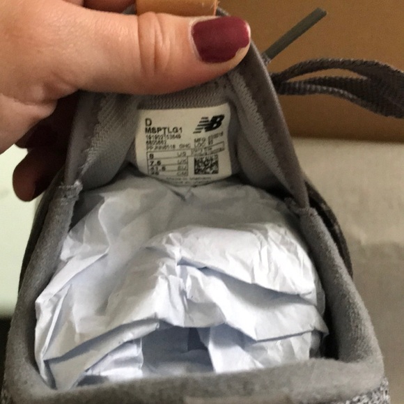 Size 8 new balance sneakers - Picture 3 of 4